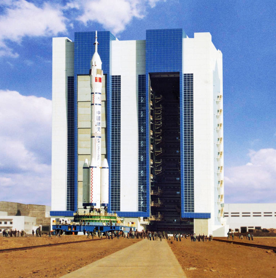 酒泉卫星发射中心垂直总装测试厂房大门高九十七米，有“亚洲第一门”之誉.jpg