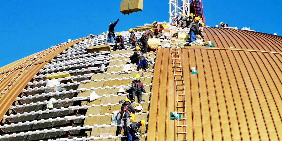 工人在铺设穹顶.jpg