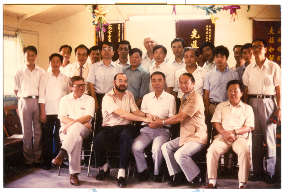 1985年8月大亚湾核电站中标后工作人员合影.jpg
