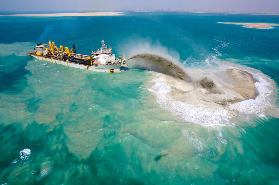 1-填沙中的棕榈岛-2Sand-fill-was-poured-onto-the-deep-seabed-for-create-Palm-Jumeirah.jpg