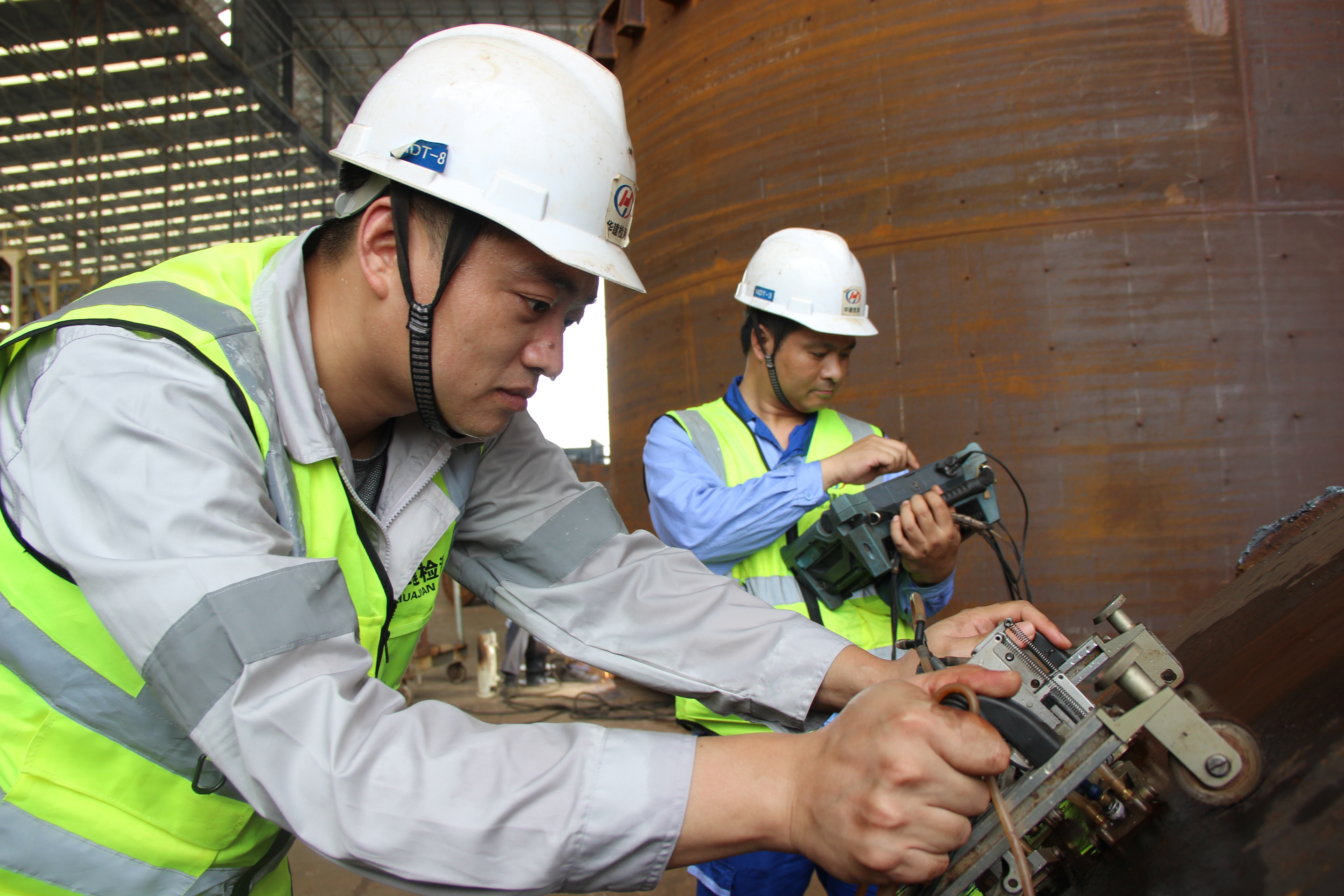 图5 在施工现场对钢铁构件进行TOFD相控阵检测.JPG